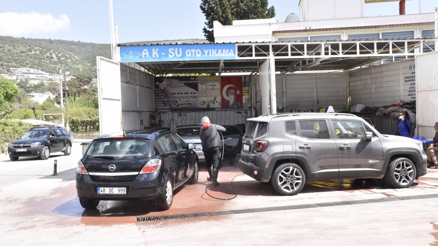 ÇAMURLU YAĞIŞ NEDENİYLE OTO YIKAMACILARDA YOĞUNLUK YAŞANDI