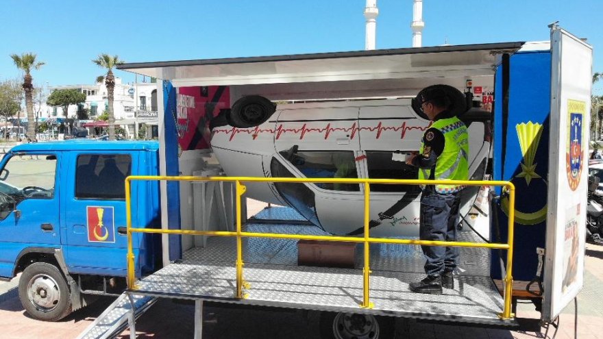 SİMÜLASYON ARACINDA EMNİYET KEMERİ  EĞİTİMİ VERİLDİ