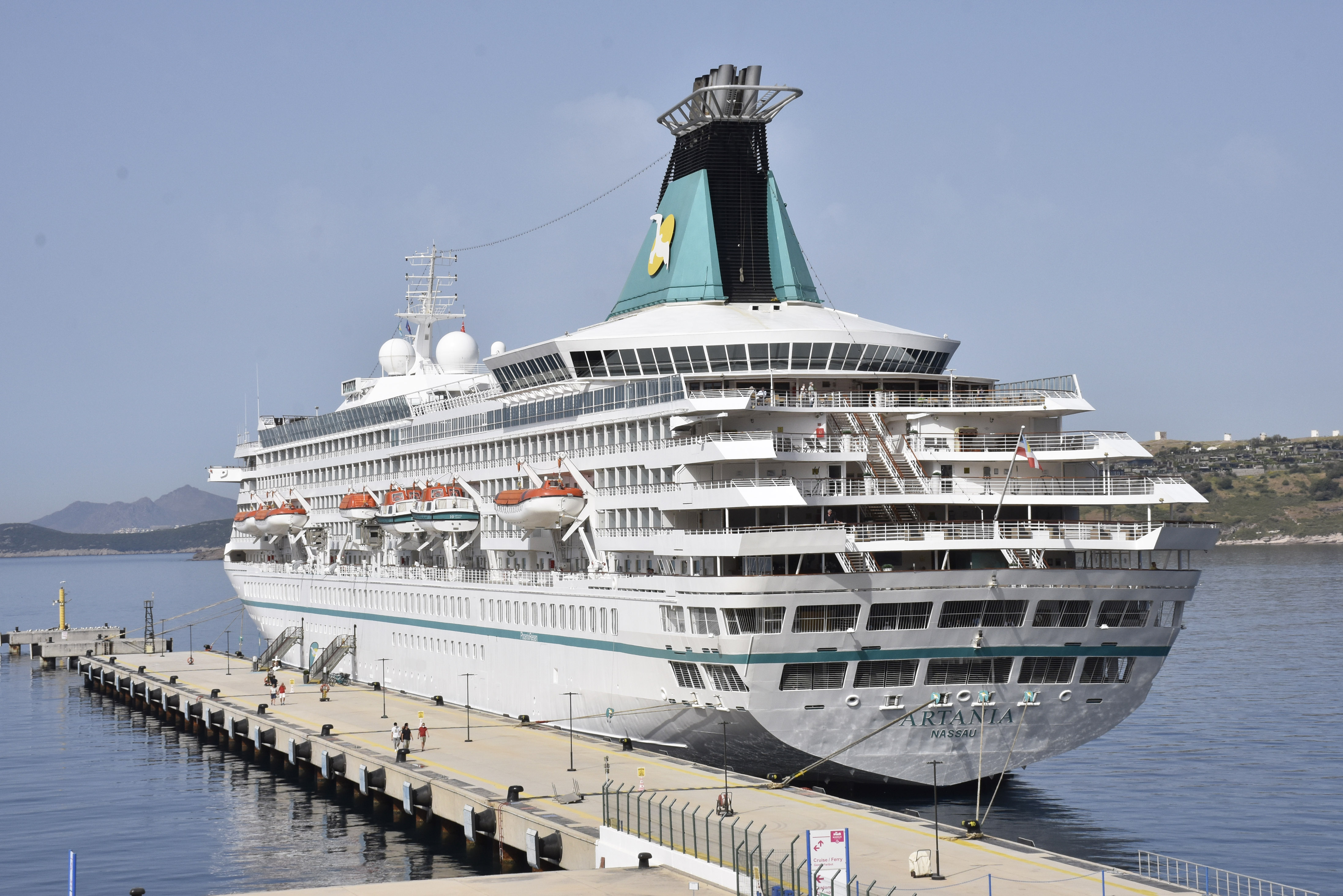 SEZONUN İLK KRUVAZİYERİ GELDİ