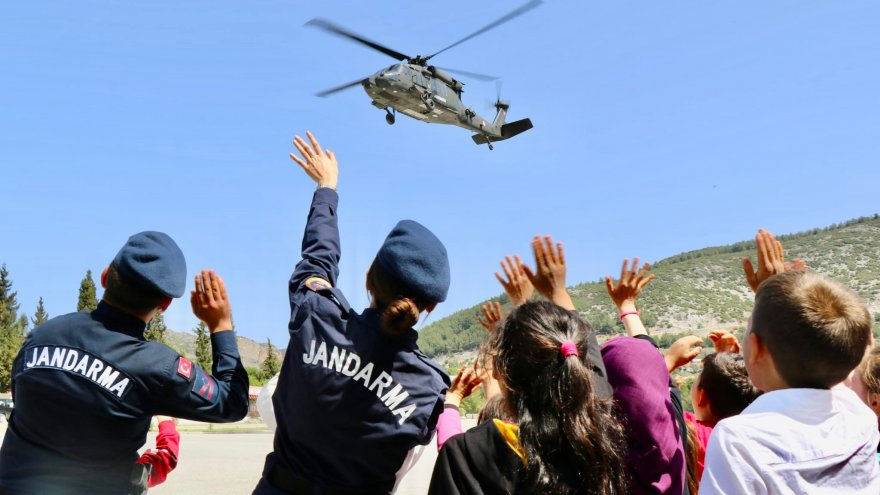 MUĞLA'DA ÇOCUKLAR JANDARMA HELİKOPTERİNE BİNDİ