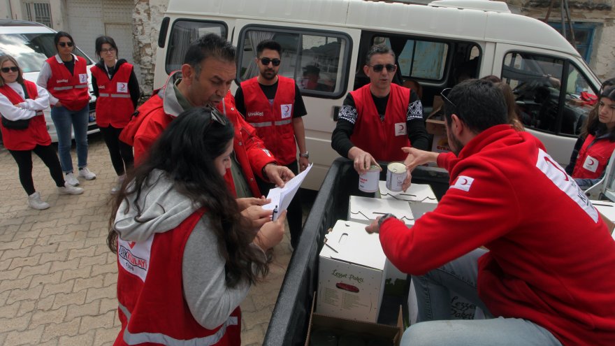 TÜRK KIZILAY’I 200 AİLEYE GIDA KOLİSİ ULAŞTIRDI