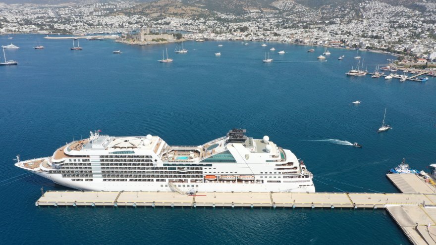 BAHAMA BANDIRALI KRUVAZİYERLE 237 TURİST GELDİ