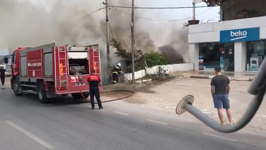 BODRUM'DA İŞÇİLERİN KALDIĞI BOŞ KONTEYNER İLE YAKININDAKİ İKİ OTOMOBİL YANDI
