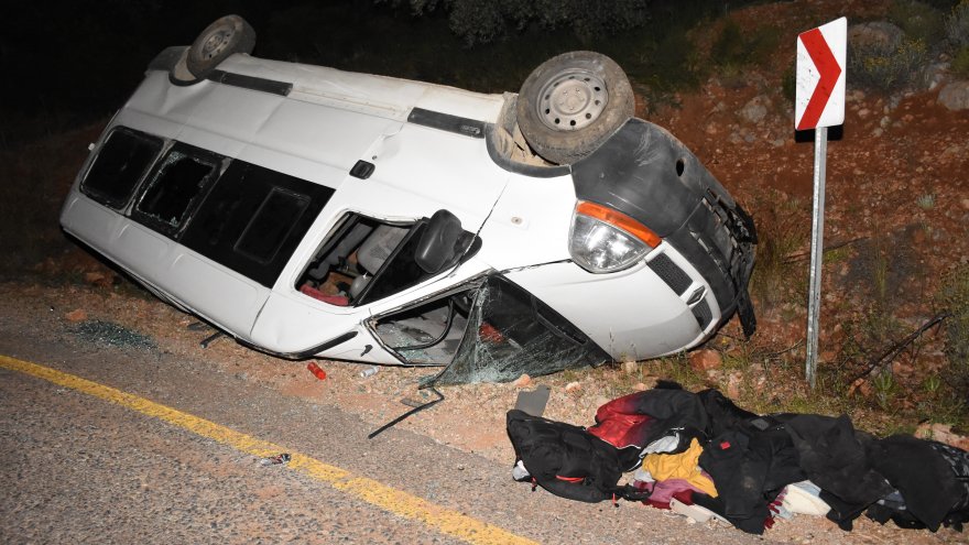 DÜZENSİZ GÖÇMENLERİ TAŞIYAN MİNİBÜS DEVRİLDİ 2 KİŞİ YARALANDI