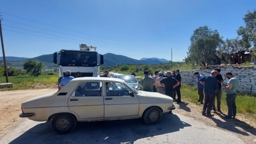 YÖRE HALKI ÇİMENTO FABRİKASI ALANINA GİDEN ARAÇLARIN ÖNÜNÜ KESTİ