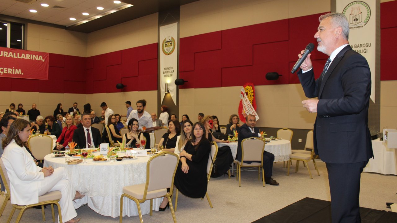 MESLEĞİNDE 25, 40 VE 50. YILINI DOLDURAN AVUKATLARA PLAKET VERİLDİ