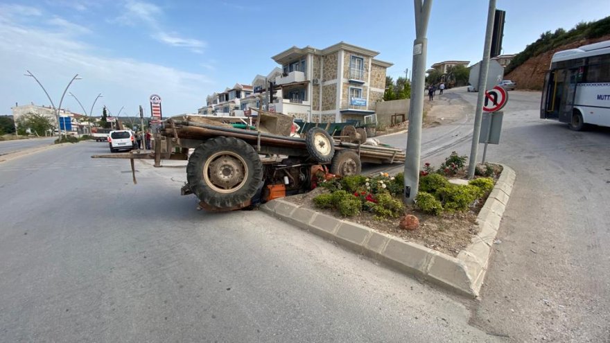 YOLCU OTOBÜSÜNE ÇARPAN TRAKTÖRDEKİ 2 KİŞİ HAFİF YARALANDI