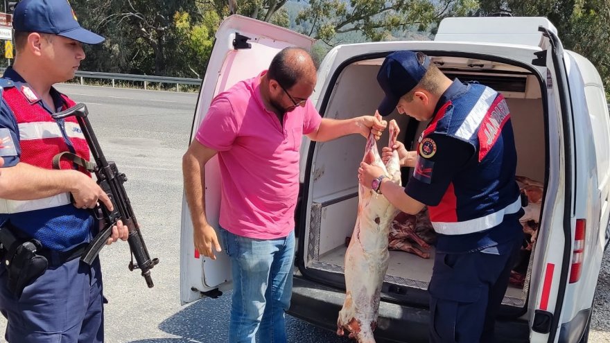 BELGESİZ ELE GEÇİRİLEN KÜÇÜKBAŞ ETLERİ İMHA EDİLDİ