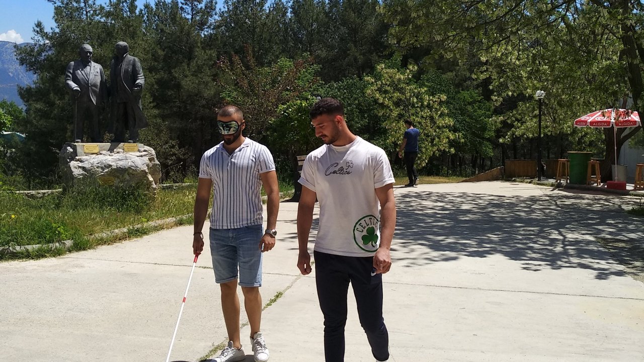 ÖĞRENCİLER ENGELLİLERLE EMPATİ KURDU