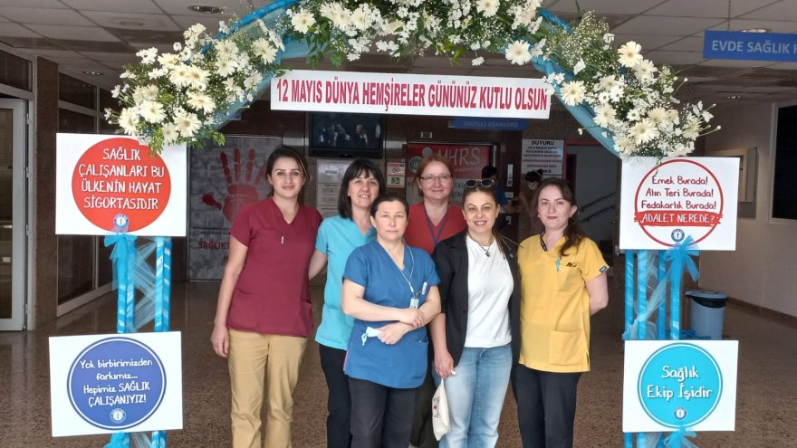 GÖREVLİ HEMŞİRELER ÇİÇEK TAKIYLA KARŞILANDI