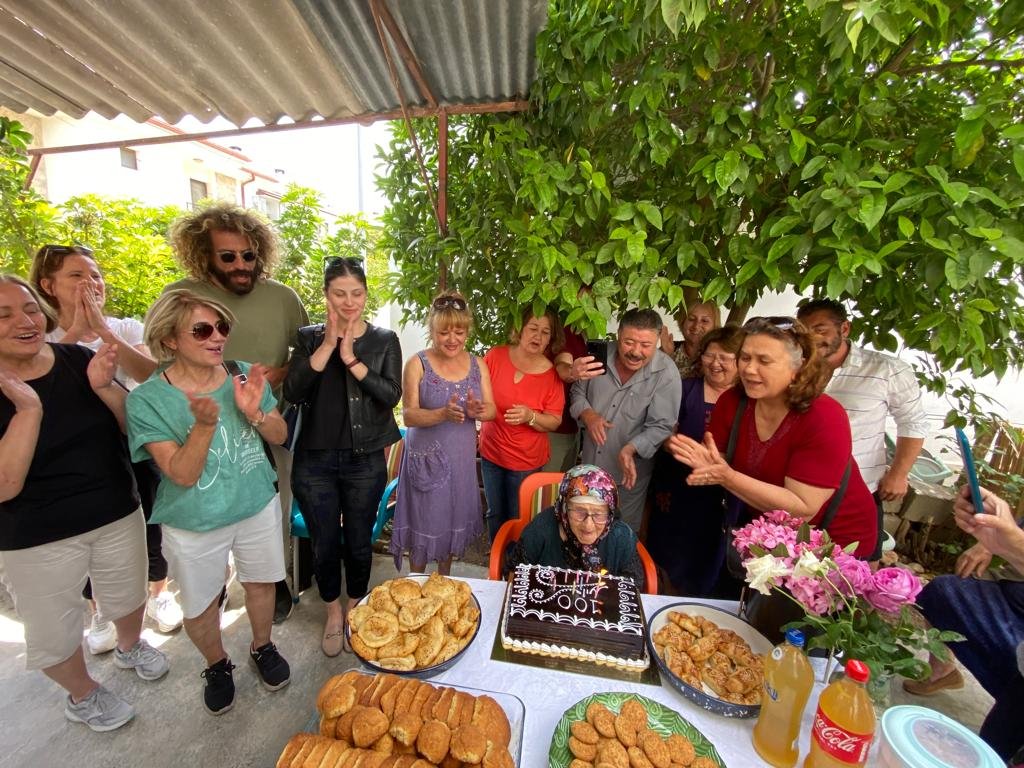 ASIRLIK HATİCE NİNE'YE SÜRPRİZ DOĞUM GÜNÜ