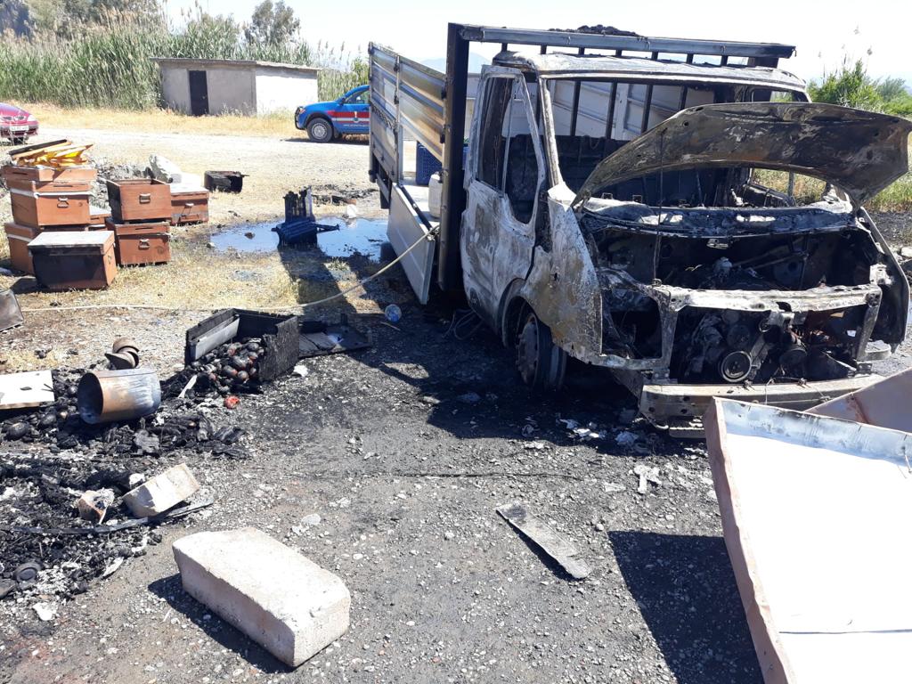 ARAÇTA ÇIKAN YANGINDA ARI KOVANLARI ZARAR GÖRDÜ