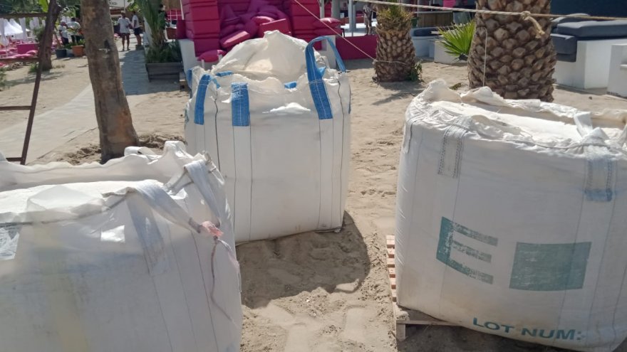 SAHİLE BEYAZ KUM SERİLMESİNE BELEDİYE MÜDAHALESİ