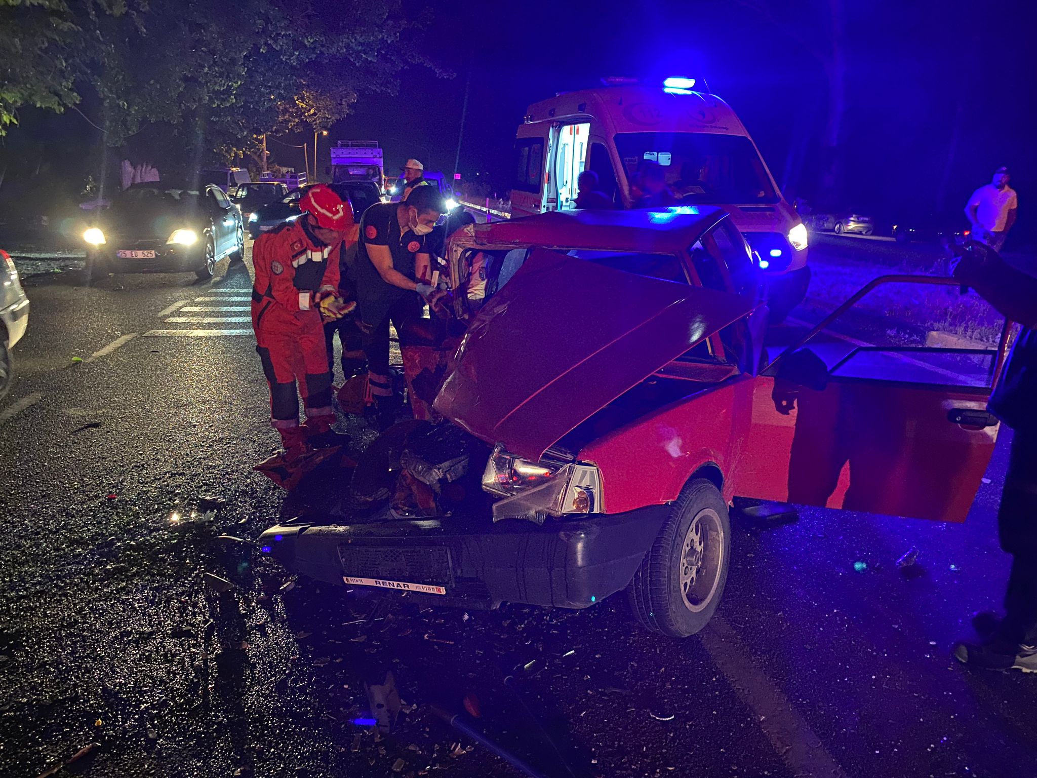 ZİNCİRLEME TRAFİK KAZASINDA 2 KİŞİ YARALANDI