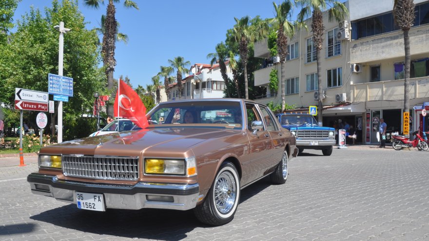 KLASİK OTOMOBİL TUTKUNLARI ŞENLİKTE BULUŞTU