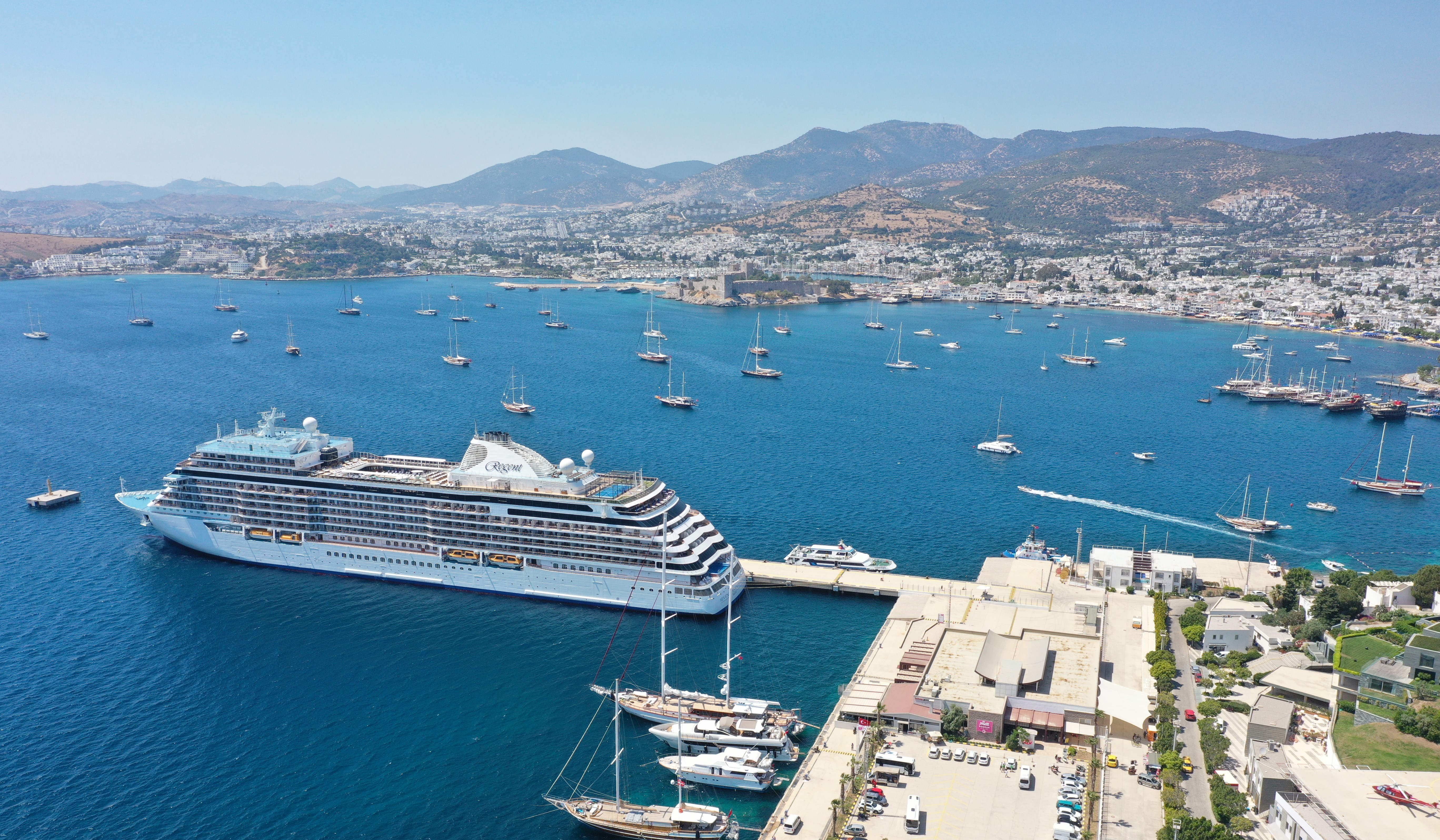 MARSHALL ADALARI BAYRAKLI KRUVAZİYER SEVEN SEAS EXPLORER BODRUM'A GELDİ