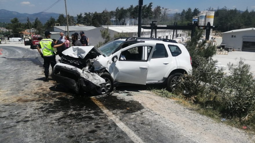 İKİ OTOMOBİLİN ÇARPIŞMASI SONUCU 4 KİŞİ YARALANDI