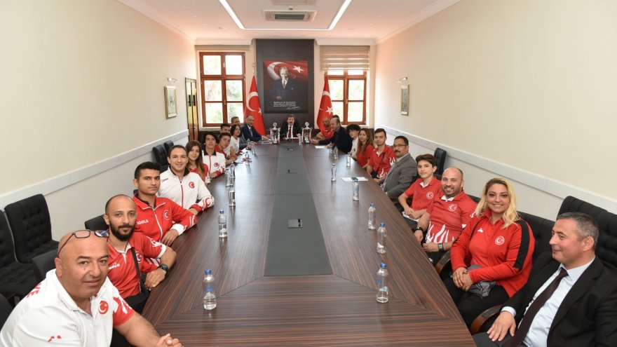 VALİ ORHAN TAVLI ŞAMPİYON GENÇLERLE BİR ARAYA GELDİ