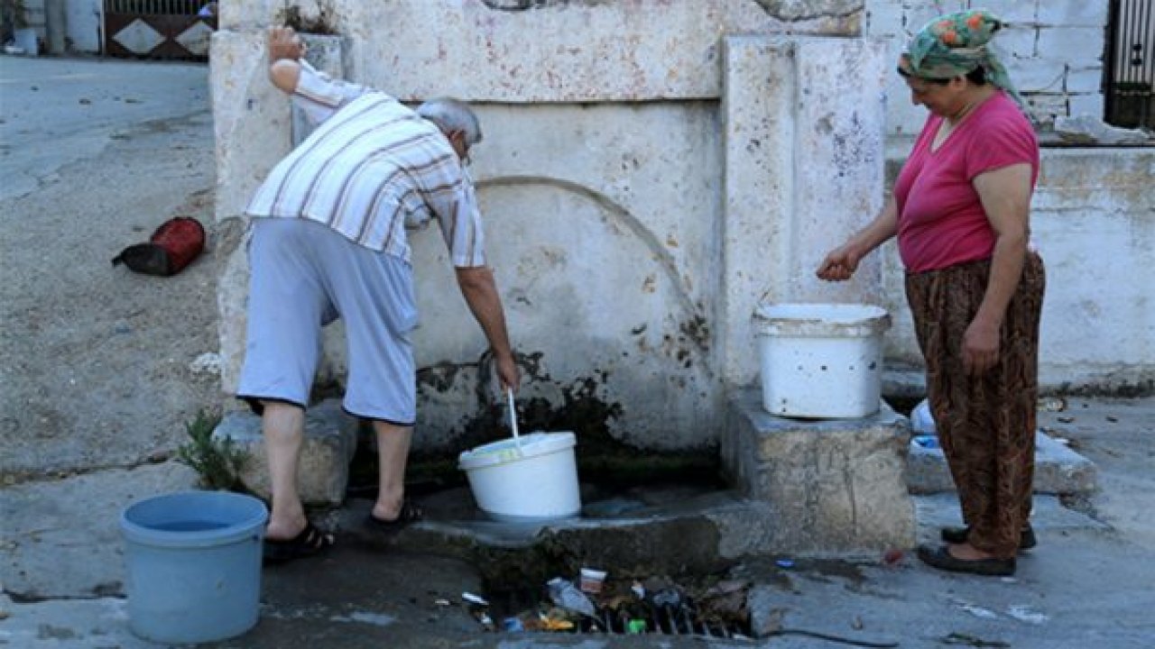 Tonlarca su kanalizasyona boşalıyor
