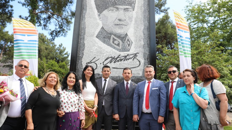 25 BİN TAŞTAN YAPILAN ATATÜRK'ÜN MOZAİK ANITI AÇILDI