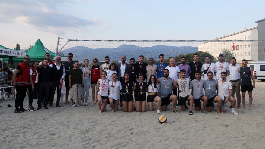 PLAJ VOLEYBOLUNDA ÖDÜLLER SAHİPLERİNİ BULDU