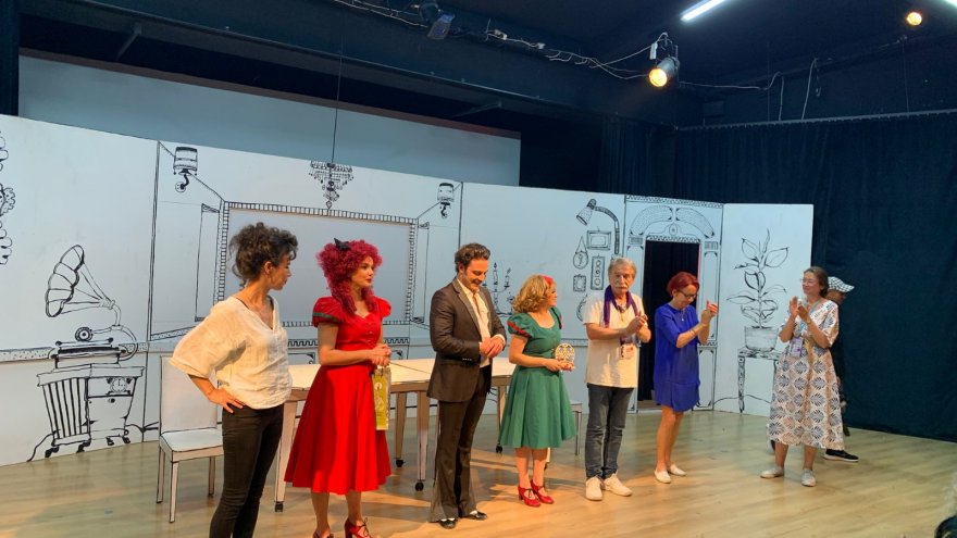 “KOCASINI PİŞİREN KADIN” ADLI OYUN AYVALIK’TA AYAKTA ALKIŞLANDI