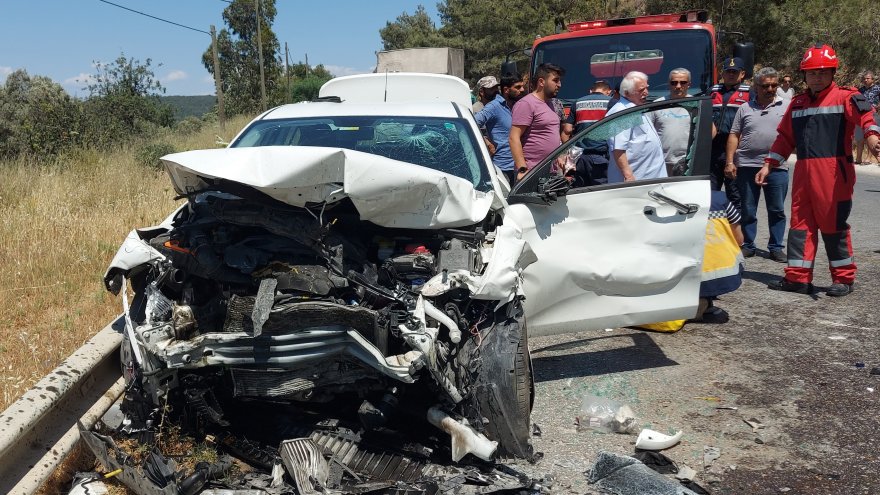 İKİ OTOMOBİLİN ÇARPIŞMASI SONUCU 1 KİŞİ ÖLDÜ 3 KİŞİ YARALANDI