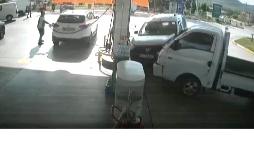 KAMYONET BENZİN İSTASYONUNDAKİ ARACA ÇARPTI