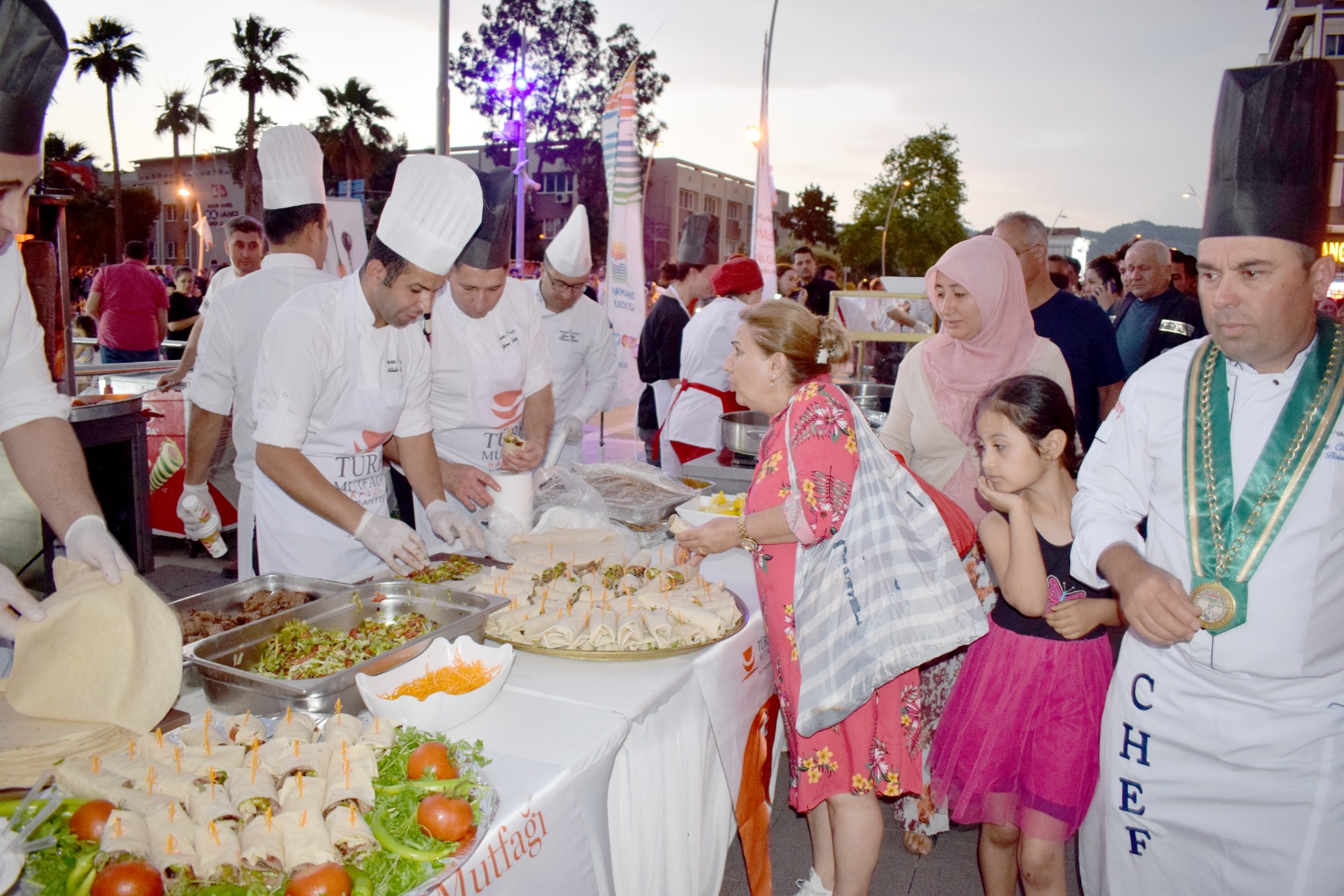 YÖRESEL LEZZETLER YERLİ VE YABANCI TURİSTLERİN BEĞENİSİNE SUNULDU