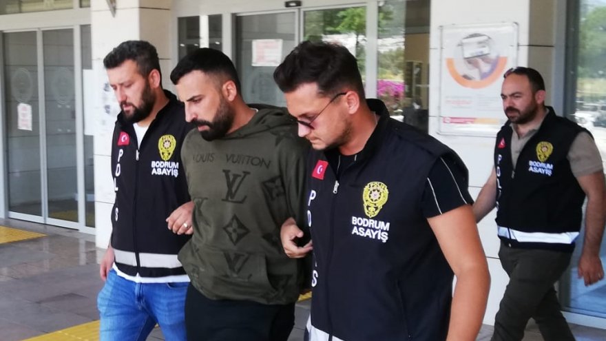 ADLİYE ÇIKIŞINDA HÜKÜMLÜNÜN KAÇMASINA YARDIM EDEN 4 KİŞİ TUTUKLANDI