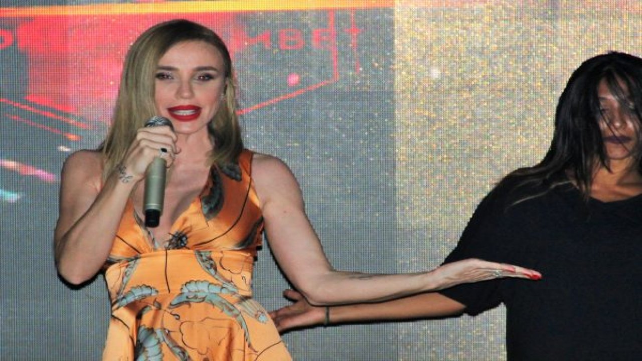 Gülşen, “yine mi Demet çalıyor” diyerek sitem etti