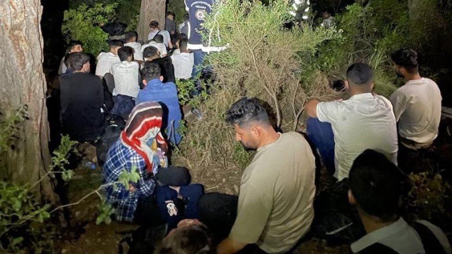 UMUDA YOLCULUK AKYAKA’DA BİTTİ: 81 DÜZENSİZ GÖÇMEN YAKALANDI