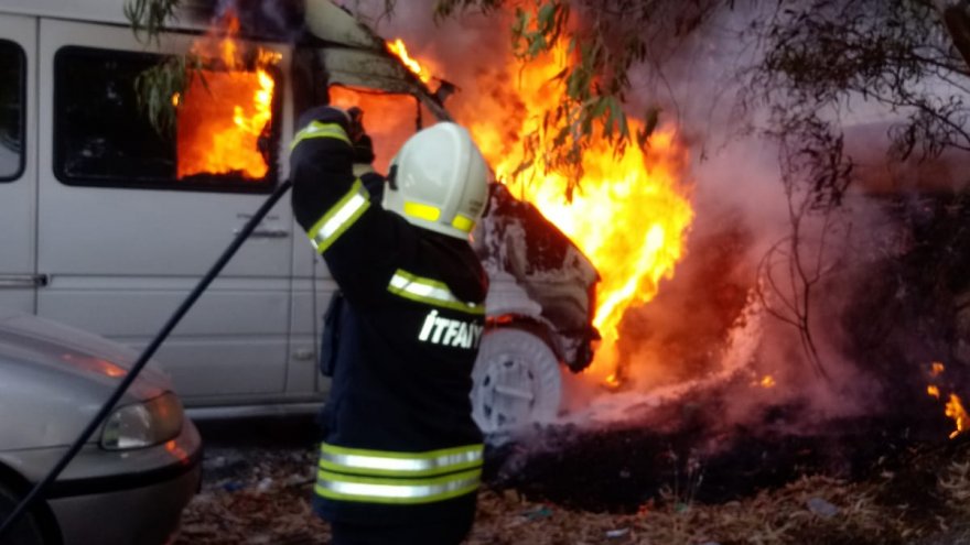 AKARYAKIT İSTASYONUNDA PARK HALİNDEKİ MİNİBÜS YANDI