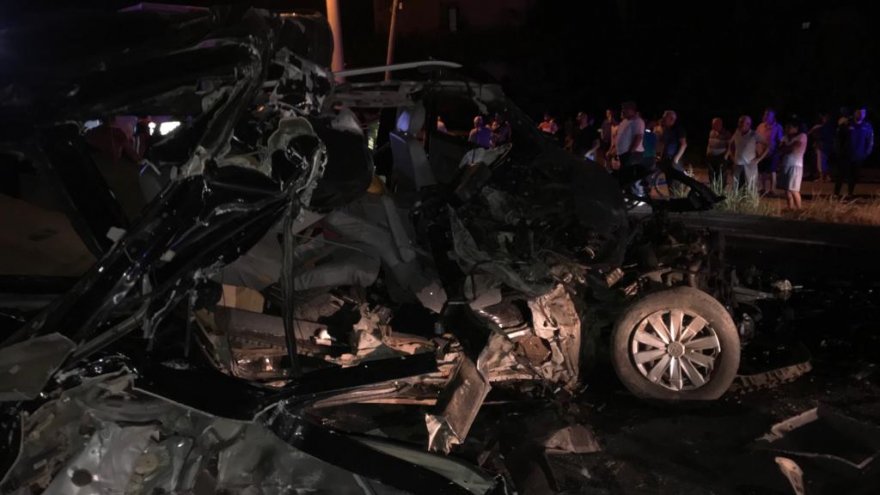 KAMYONA ÇARPAN MİNİBÜSÜN SÜRÜCÜSÜ AĞIR YARALANDI