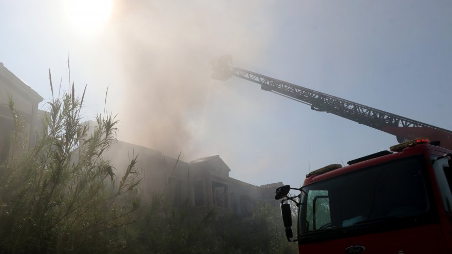SAZLIKTAN METRUK BİNALARA SIÇRAYAN YANGIN SÖNDÜRÜLDÜ