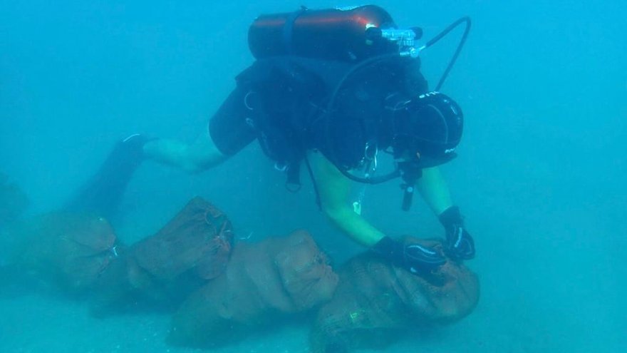 DALGIÇLAR DENİZDE GÖNÜLLÜLER PLAJDA TEMİZLİK YAPTI