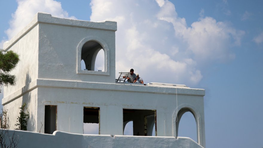 KAÇAK BİNANIN YIKIMINA BAŞLANDI