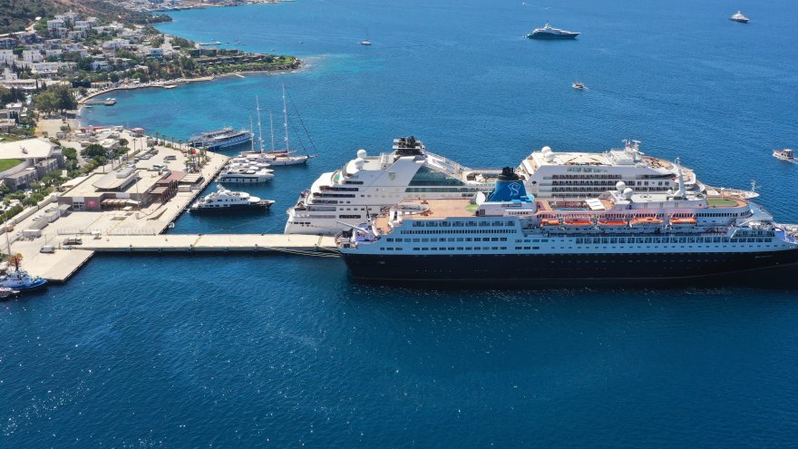 BAHAMALAR BANDIRALI 2 KRUVAZİYER BODRUM'A YANAŞTI
