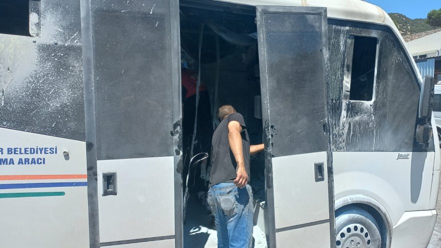 MİNİBÜSTE ÇIKAN YANGIN GÜVENLİK KAMERASINDA