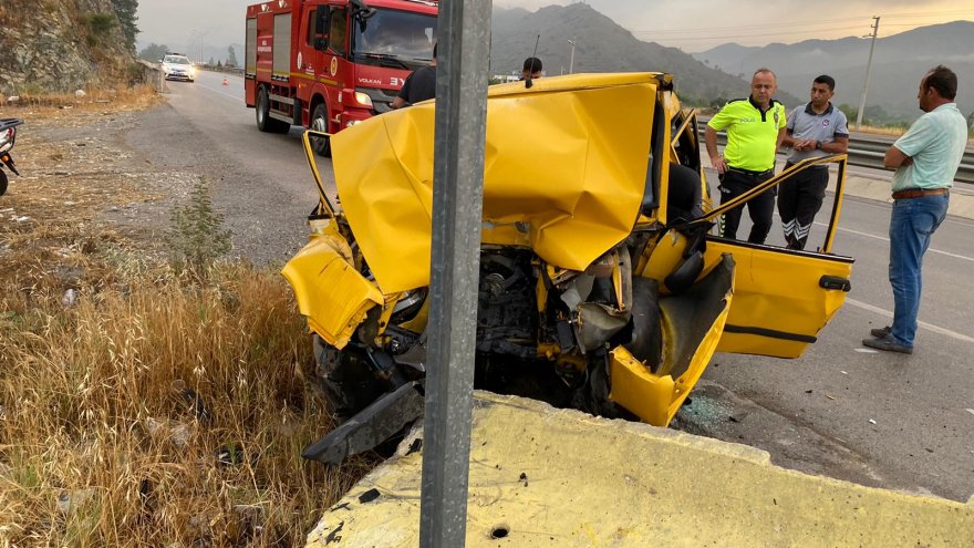 BETON BARİYERLERE ÇARPAN OTOMOBİLİN SÜRÜCÜSÜ AĞIR YARALANDI