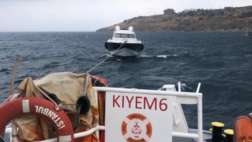 KARAYA OTURAN TEKNE, KIYI EMNİYETİ EKİPLERİNCE MARİNAYA ÇEKİLDİ