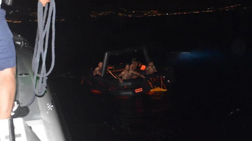 48 DÜZENSİZ GÖÇMEN KURTARILDI