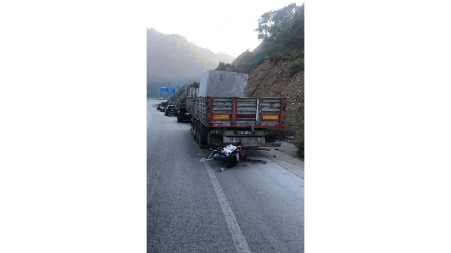 PARK HALİNDEKİ TIRA ÇARPAN MOTOSİKLETİN SÜRÜCÜSÜ ÖLDÜ