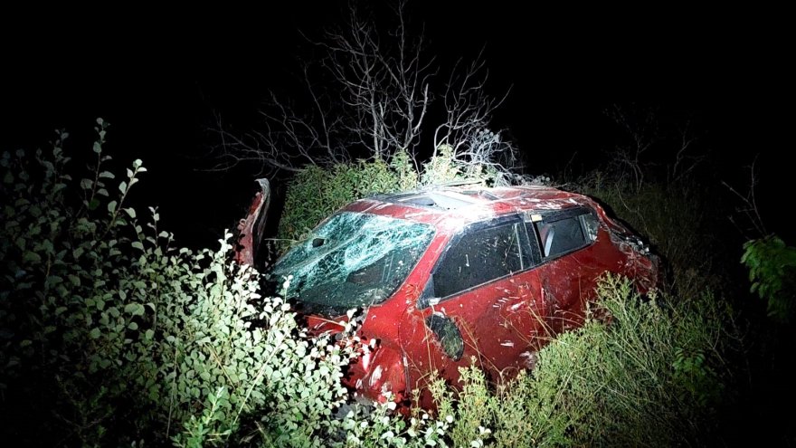 UÇURUMA DEVRİLEN OTOMOBİLDEKİ 2 KİŞİ YARALANDI