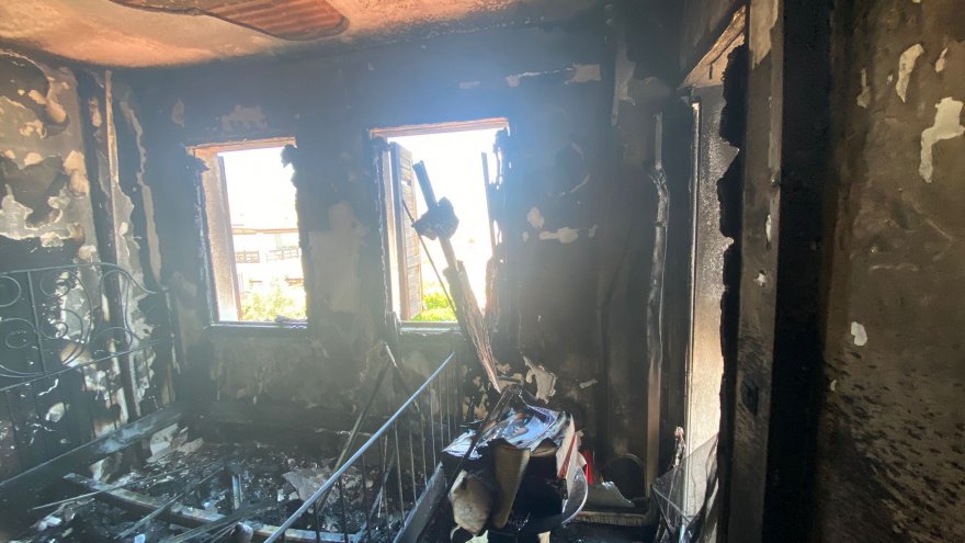 MUMDAN ÇIKAN YANGIN EVDE HASARA YOL AÇTI