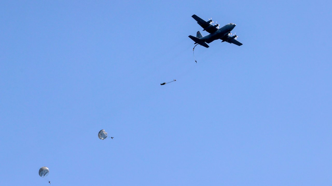 PAK TİMİ PARAŞÜT ATLAYIŞIYLA BÖLGEYE ULAŞTI