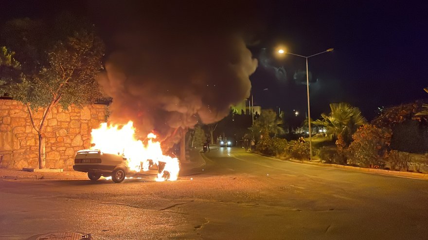 SEYİR HALİNDEYKEN ALEV ALAN OTOMOBİL TAMAMEN YANDI