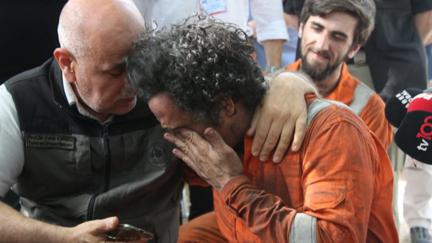 YAŞADIKLARINI ANLATIRKEN GÖZYAŞLARINI TUTAMAYINCA BAKAN KİRİŞCİ SARILARAK TESELLİ ETTİ 