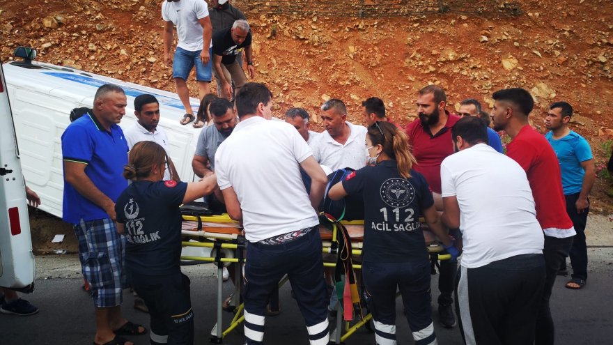  DEVRİLEN HAFİF TİCARİ ARAÇTA SIKIŞAN SÜRÜCÜ KURTARILDI