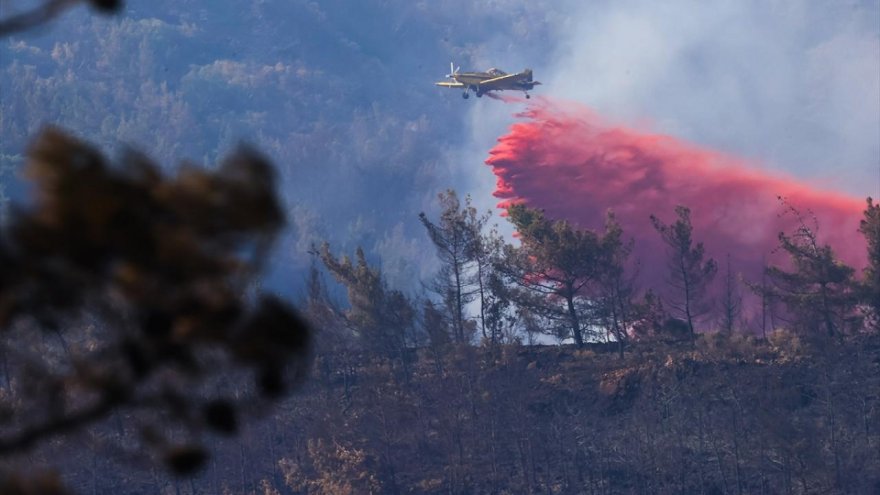 UÇAKLARDAN ATILAN SUYA RENGİNİ VEREN KIRMIZI ÜRÜN, TOPRAĞIN BESLENMESİNİ SAĞLIYOR